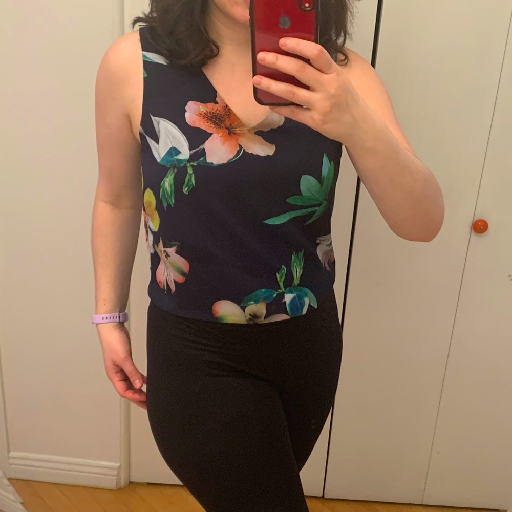 Aritzia/Babaton top - Floral 🌺